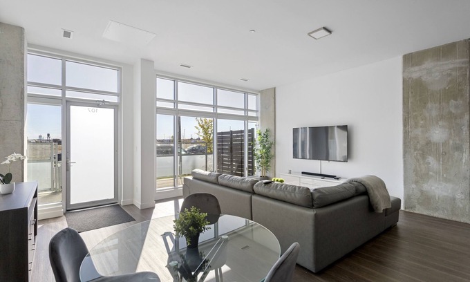Old Strathcona Condo | King Bed, 10 ft ceiling, 5 mins from downtown