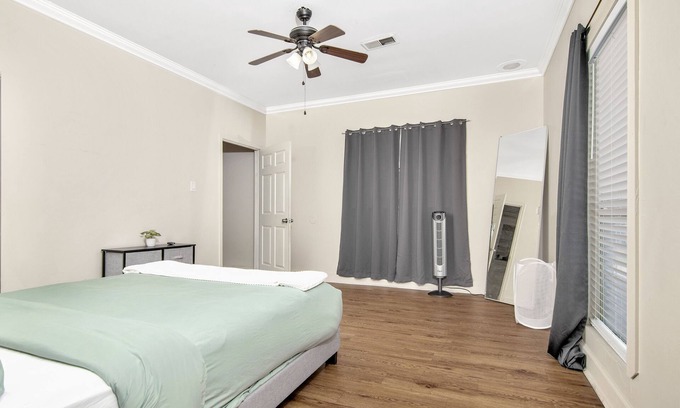 Central Southwest House | King Bed 2 BR Big Home & Garage - Green & Black