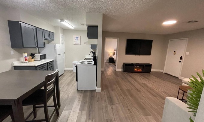Oaks Historic District Apartment | King Bed 2BR Unit Free Parking