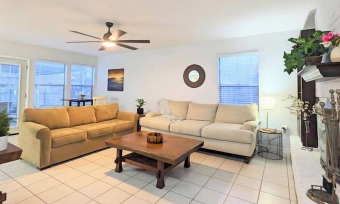 Franklin Park House | KING BED-4 BR-Close to everything-A Lot of Space!
