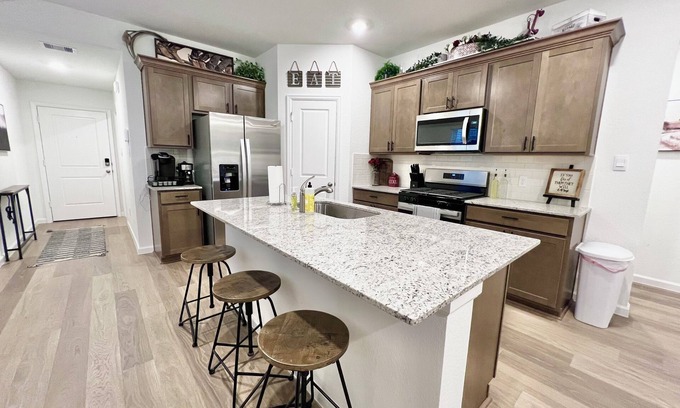 Wellborn House | King Bed - 75" Smart TV - Coffee Bar - Near TAMU/Hospital/Shopping/Dining