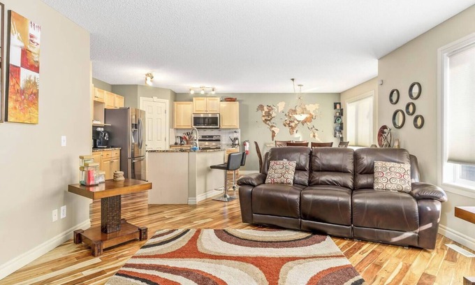 Citadel House | King Bed | AC | Pool Table | 70min to Banff |
