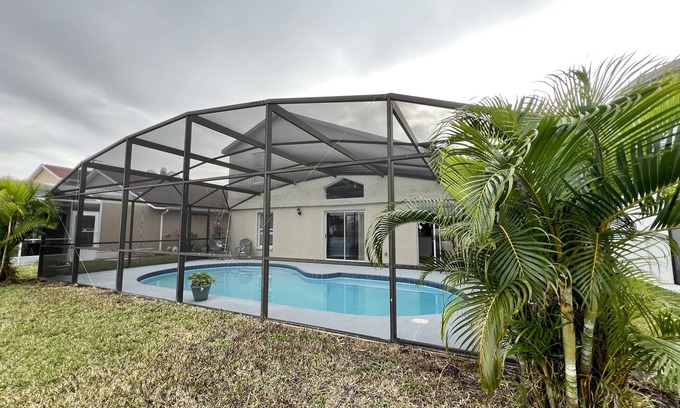 Buena Ventura Lakes House | King Bed and waterfront pool
