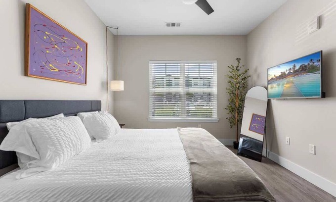 Southeast Orlando Apartment | King Bed Apt Pets allowed Top Amenities Near Parks