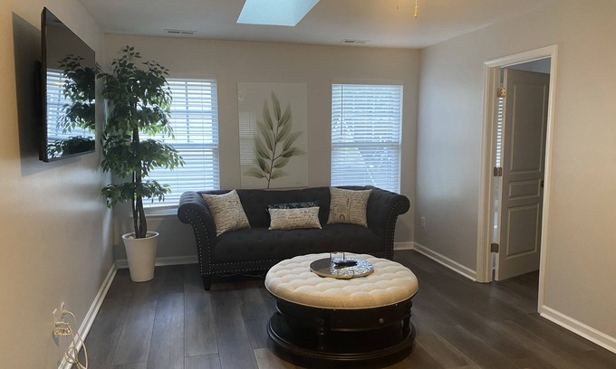 Hampton House | King Bed Beach house 5 mins to beach! Wifi-2TVs-Free Parking