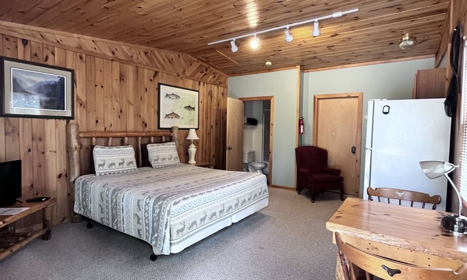 Wellston Cabin | King Bed Cabin In Manistee National Forest