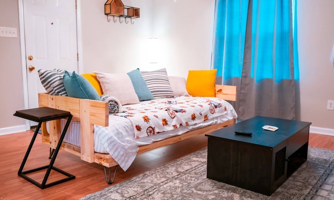 Milneburg House | King Bed Close to FQ W/ Off Street Parking