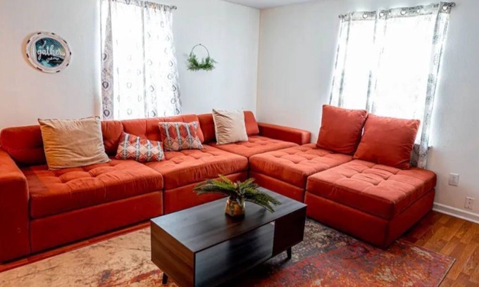 Milneburg House | King Bed Close to FQ W Cornhole & Grill