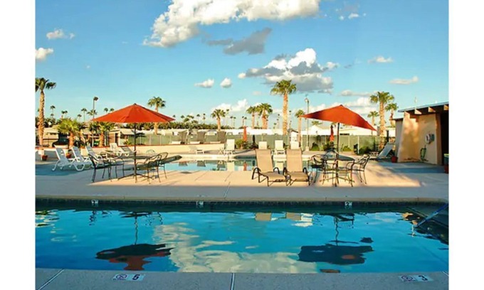 Yuma House | King Bed Comfortable Park Model - pools & hot tubs