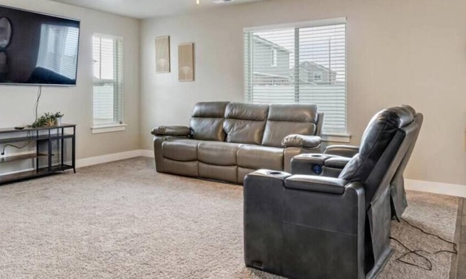 Springville House | King Bed| Cozy Living Room |Dedicated workspace