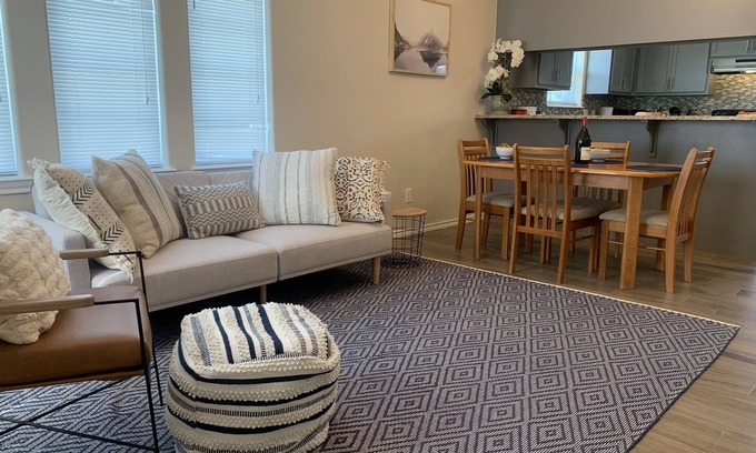 Edinburg House | King Bed Cozy Pet Friendly Condo with Private Terrace in a Calm Gated Community