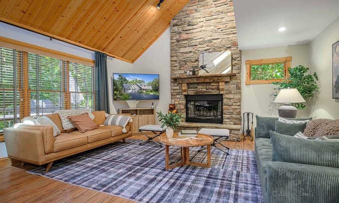 The Galena Territory House | King Bed : Deck w/Grill : Fireplace : Smart TVs : Pool + Gym Access : EV level 2
