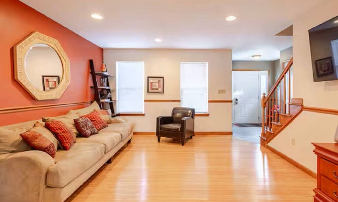 Cherryville House | King Bed- Dorney Park- Wineries-, Steam Shower-2 Tier Patio