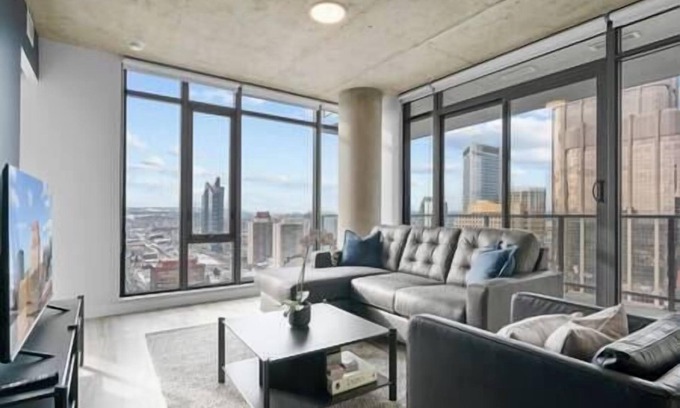 Downtown Calgary Apartment | King Bed | DT Views | AC | UG Park | Pool | Gym