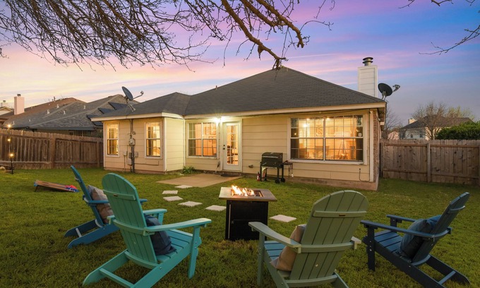 Harris Ridge House | King Bed, EV Charger, Fire pit, Hammock, Game Room