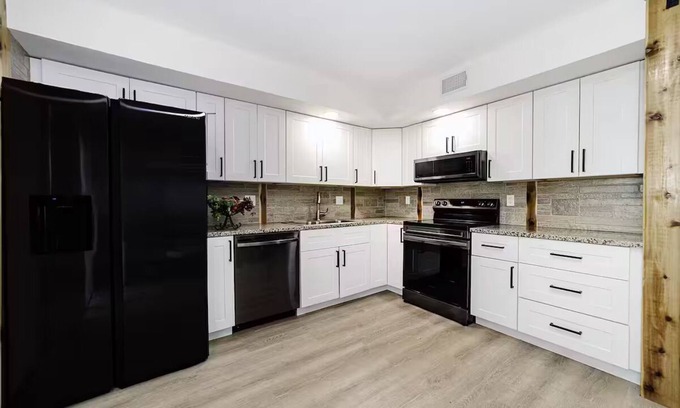 Town Of Blake House | King bed Executive Home, Daytona Beach: Minutes to Beach Speedway