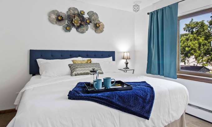 Wauwatosa Apartment | King Bed - FAST WiFi - Near Froedtert