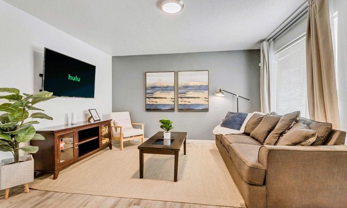 Sugar House Apartment | King Bed - Fast WiFi - Sugarhouse Health Center