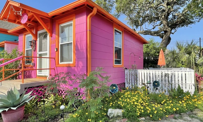 San Jacinto Cottage | King Bed-Fenced Yard-Free Parking-Dog Friendly-East End
