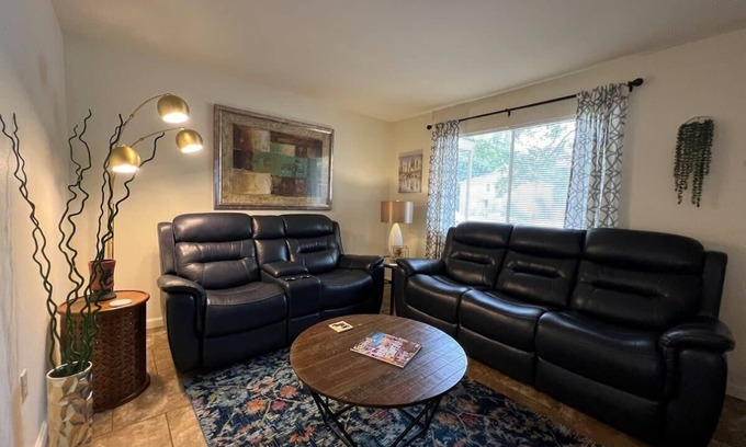 Mid City South Apartment | King bed first floor Mid City with Parking
