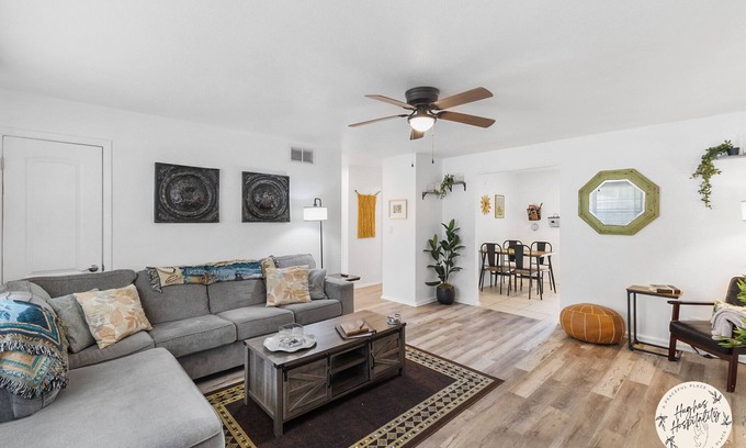 Brentwood Park House | KING BED! Games! Central Location. Big Weekly/Monthly Discount!