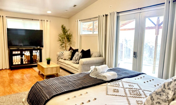 Medford Apartment | King Bed Guest Studio w/covered parking, private patio, Kitchenette,