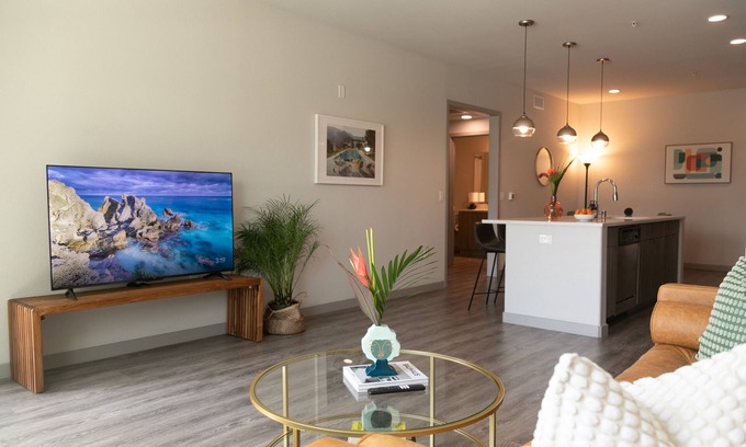 Camarillo Condo | King Bed/Gym/Hot Tub/850/Parking/Wifi