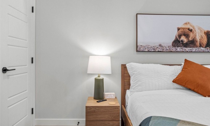 Copperstone Resort Apartment | King Bed| Heated Outdoor Pool | Hot Tub | BBQ
