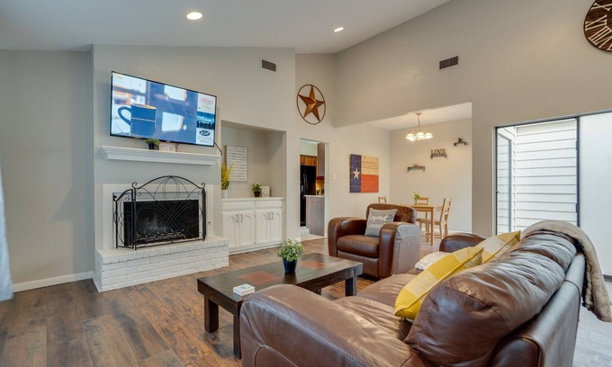 Northwest Dallas House | KING BED Home Dallas/UT Southwestern/DFW Airport