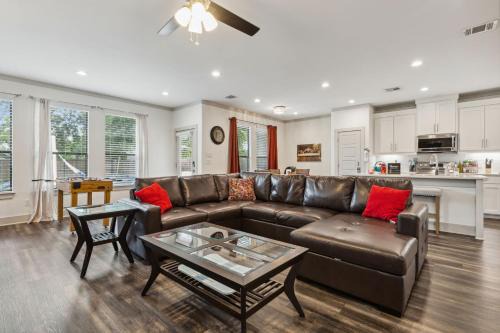 West Dallas House | King Bed, Hot Tub, BBQ, Large Yard & Garage!