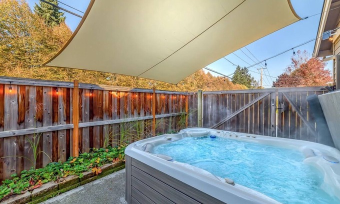 Cal Young House | KING Bed Hot Tub Game Room Walk to Dining, Shops & Autzen