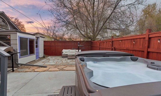 Windsor House | King bed! Hot Tub! Near Park! Family Friendly!