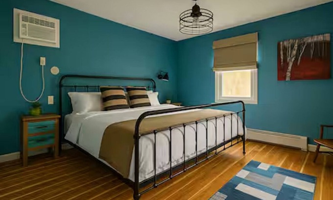 Ellenville Cabin | King Bed & Hot Tub
