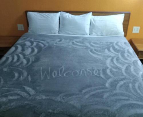 Livingston Apartment | King Bed Hotel Studio 210