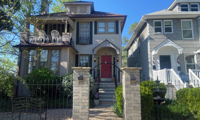 Ferndale House | King Bed in 2-bedroom house in lovely Ferndale with AC