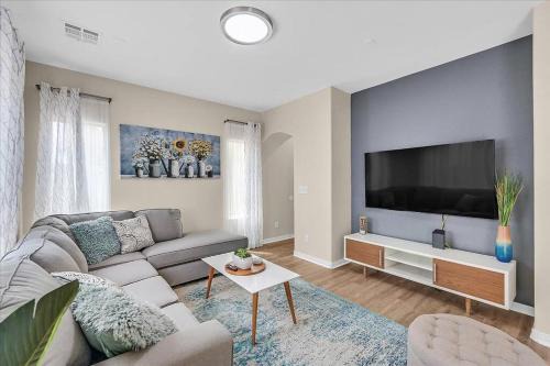 Las Vegas House | King bed in Master Suite!