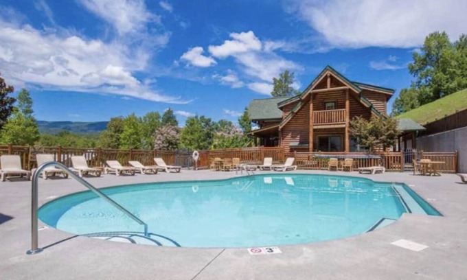 Gatlinburg - Pigeon Forge Cabin | King bed in master suite ~ Spa! ~ 2 Bed + Loft ~ only 8 min to Parkway!