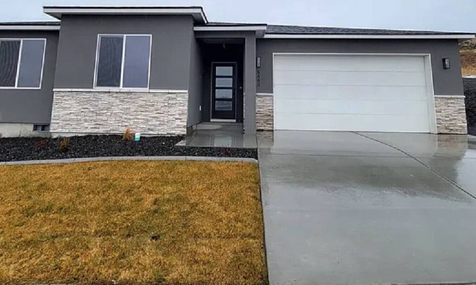 Tri-Cities House | King Bed, Large Kitchen, Yard & Garage 6660
