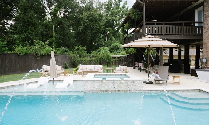 Hammond Apartment | King Bed-Large Living Room-Pool-Hot Tub