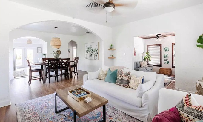 Parker Ridge Cottage | -KING Bed- Large Kitchen- Private Yard- Walk to NEW Golf Course and Parks