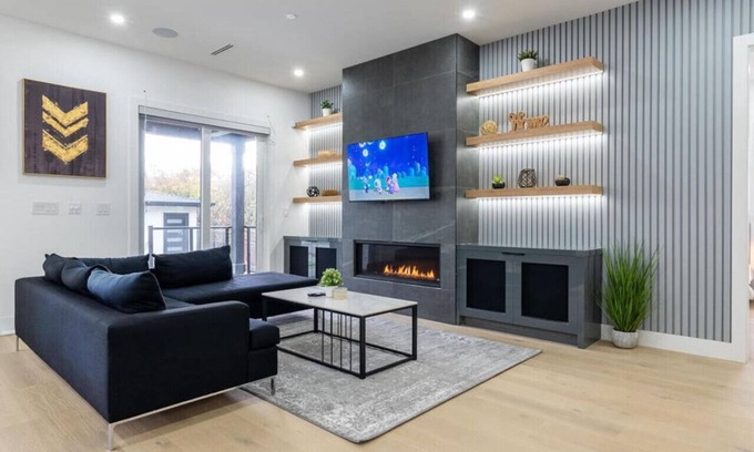 Delta House | King Bed Lux Entertainers' Home| Indoor Fireplaces