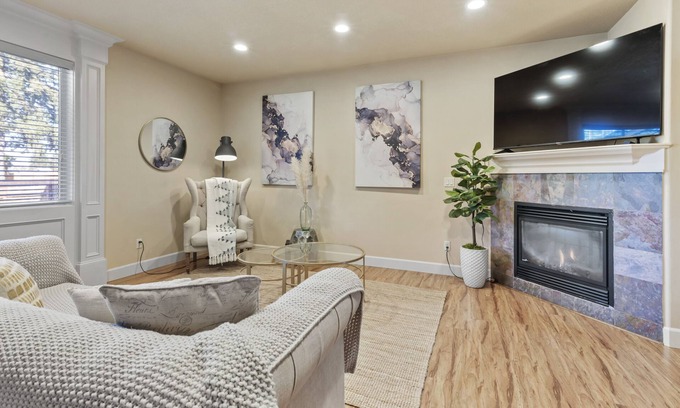 Walnut Grove House | KING BED, new comfortable 4 bedroom home in Vancouver