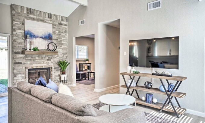 Barker House | King Bed + Office & SUPER Fast WiFi + Stylish Stay