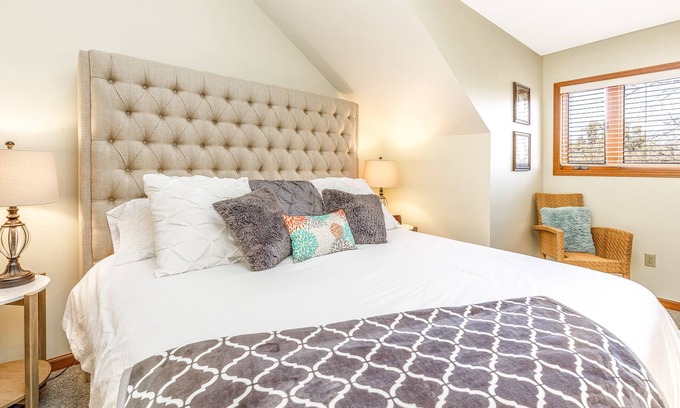 The Galena Territory Villa | King bed, Peaceful, Wood Fireplace, Near Trails, Golf, Spa