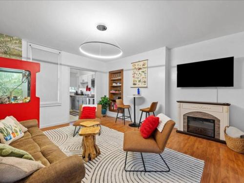 Lawrenceville House | King Bed Pet Friendly Retro Inspired