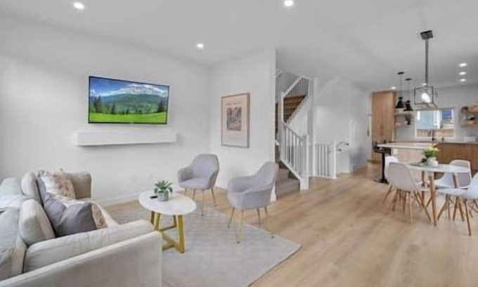 Southwest Calgary House | King Bed | Ping Pong | 3BR | Garage | AC |Backyard