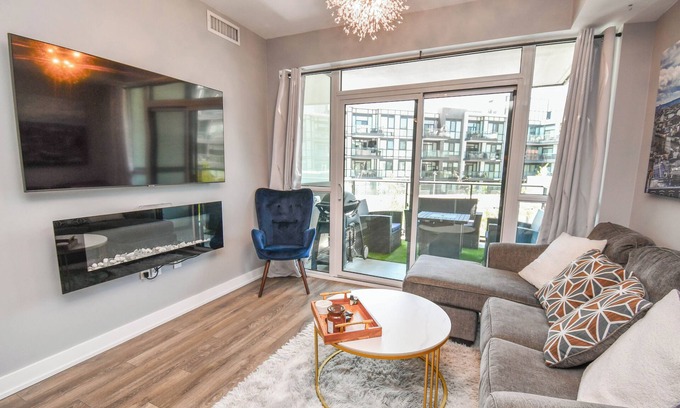 Innisfil Condo | King Bed*Pool*Fireplace*BBQ*Smart TV