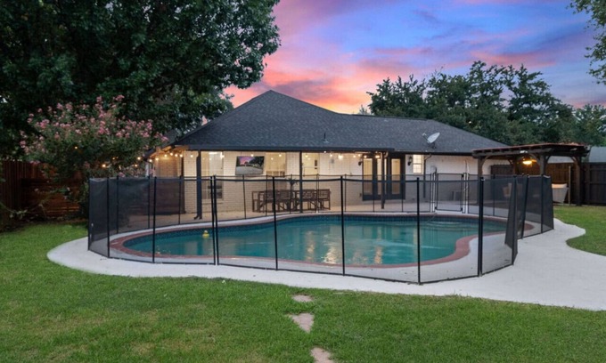 South Arlington House | King Bed Pool, Game Room, Minutes to Stadiums