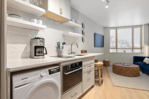 Village North House | KING Bed - Premium STUDIO Suite - Ski Valet - Village