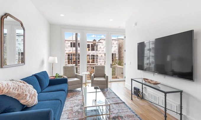 Summerhill House | King Bed | Private Garage |Your Summerhill Escape